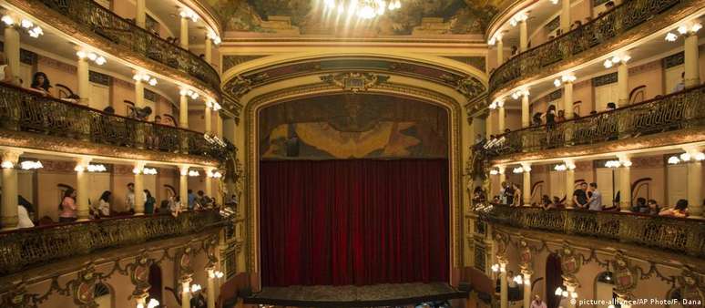 "Acho que fui ao teatro apenas uma vez na vida com a escola"