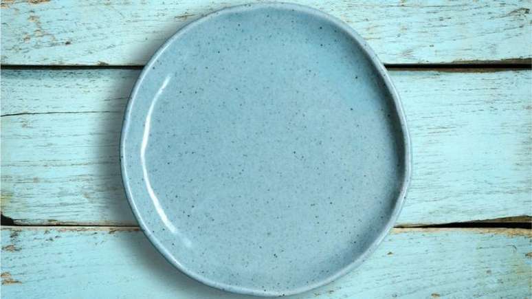 Para minimizar os riscos, coloque os alimentos em um material que não seja plástico, como cerâmica