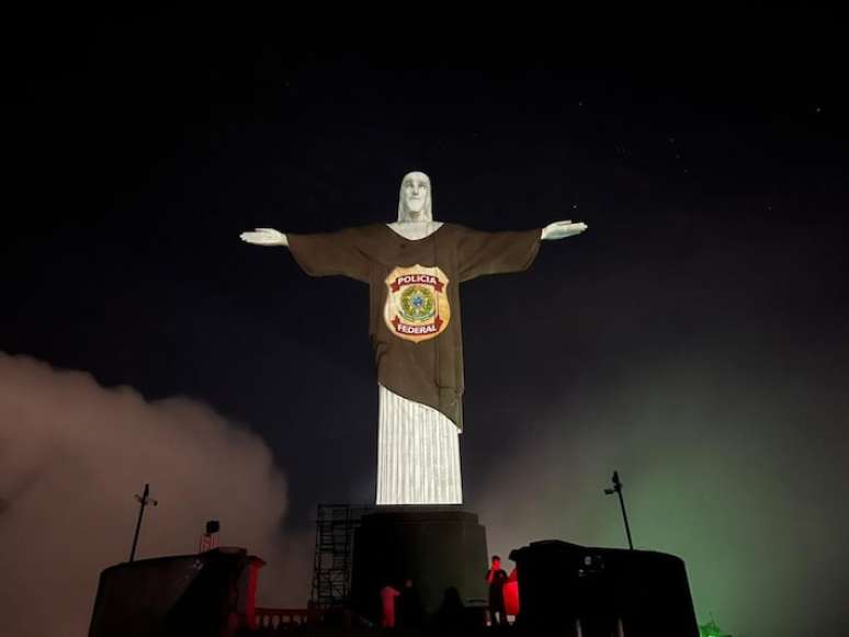 PF completa 80 anos e ilumina Cristo Redentor com s&iacute;mbolo da institui&ccedil;&atilde;o