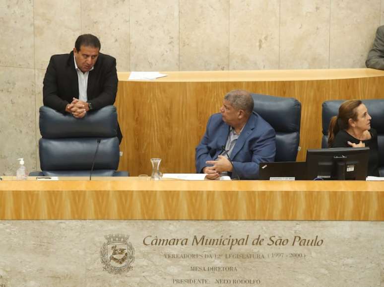 O l&iacute;der do governo, F&aacute;bio Riva (MDB), conversa com o presidente da C&acirc;mara, Milton Leite (Uni&atilde;o); governo ainda n&atilde;o tem os votos.