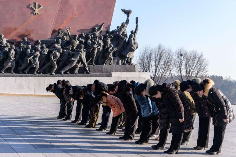 Cidadãos leais a Pyongyang fazem homenagem ao partido e aos líderes da dinastia Kim