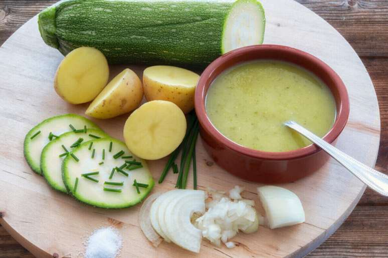 Courgette broth with potatoes 