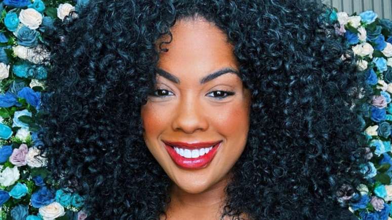Former BBB Marvvila draws attention when she appears in a thong bikini on the beach