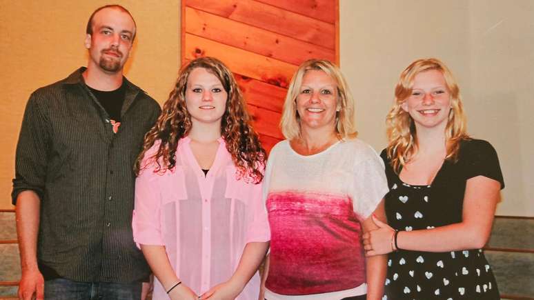 Morgan (à direita) com a mãe, Kristina, a irmã, Jamie, e o irmão, Alex. 'Ela era meu bebê', diz Kristina