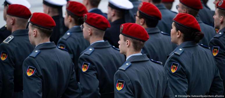 Soldados durante cerim&ocirc;nia de funda&ccedil;&atilde;o do Bundeswehr: Falta pessoal &agrave;s For&ccedil;as Armadas alem&atilde;s 