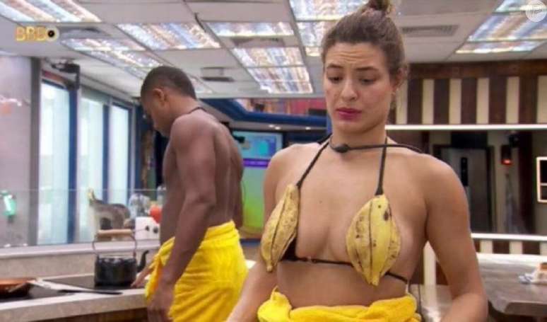 Beatriz criou biquíni com cascas de banana no 'BBB 24'.