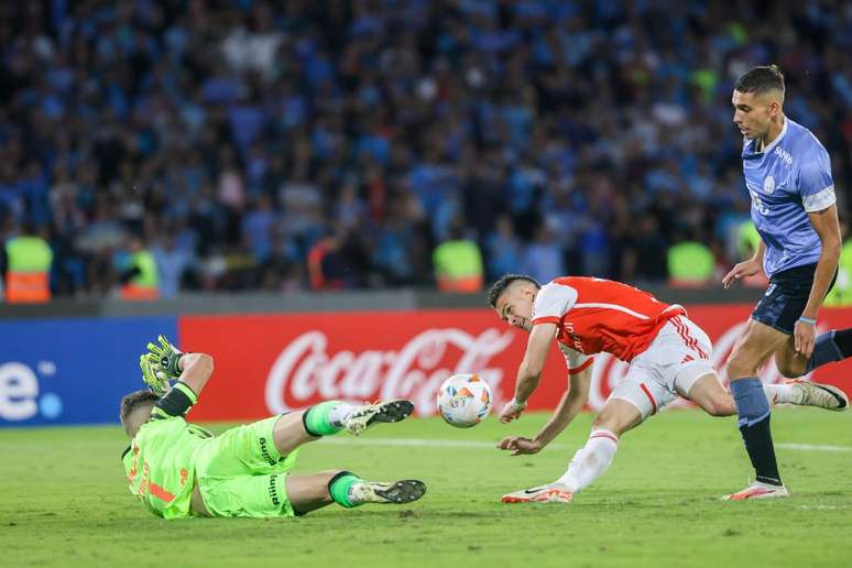Internacional trope&ccedil;ou contra o Belgrano 