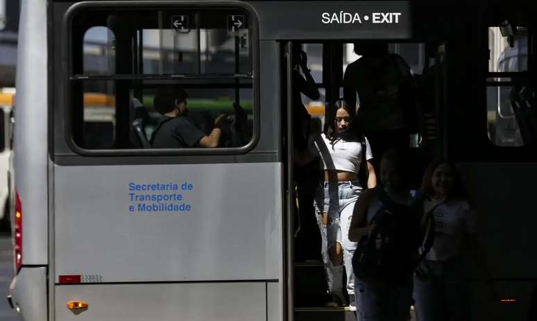 Não cabe às mulheres resolver problema do assédio no transporte, diz pesquisadora