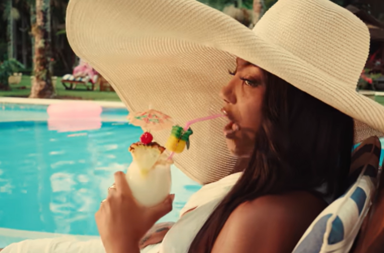 Ludmilla toma pi&ntilde;a colada em seu novo clipe latino