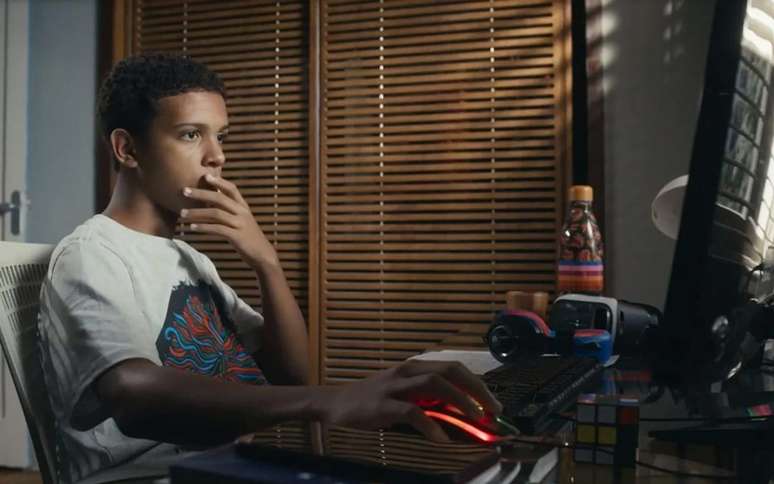 Ricardo Silva em cena como Theo na novela Travessia, da Globo