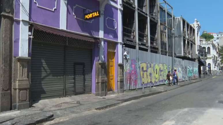 As autoridades encontraram pistas do rapaz que teria levado a jovem para o quarto escuro