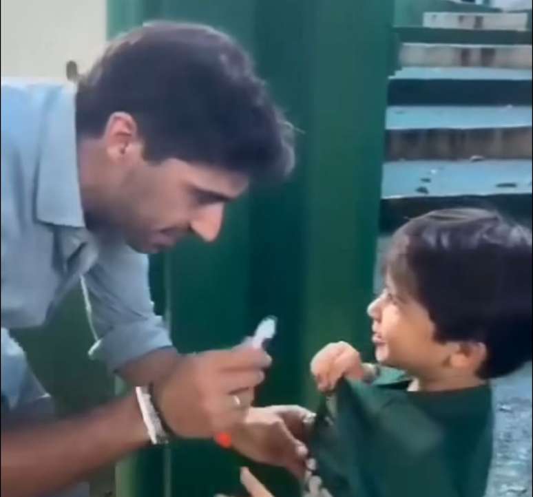 Abel Ferreira encontra torcedor mirim do Palmeiras no CT do clube.