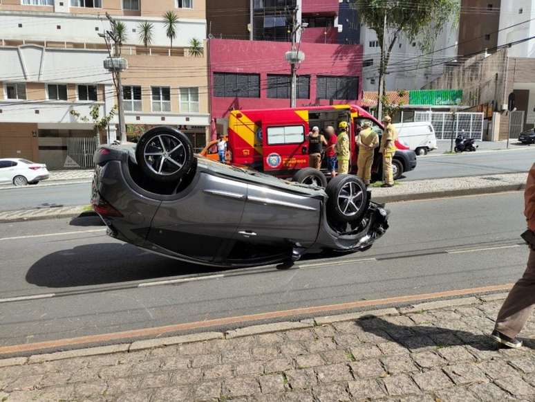 idosa-apagao-capota-carro-curitiba-3