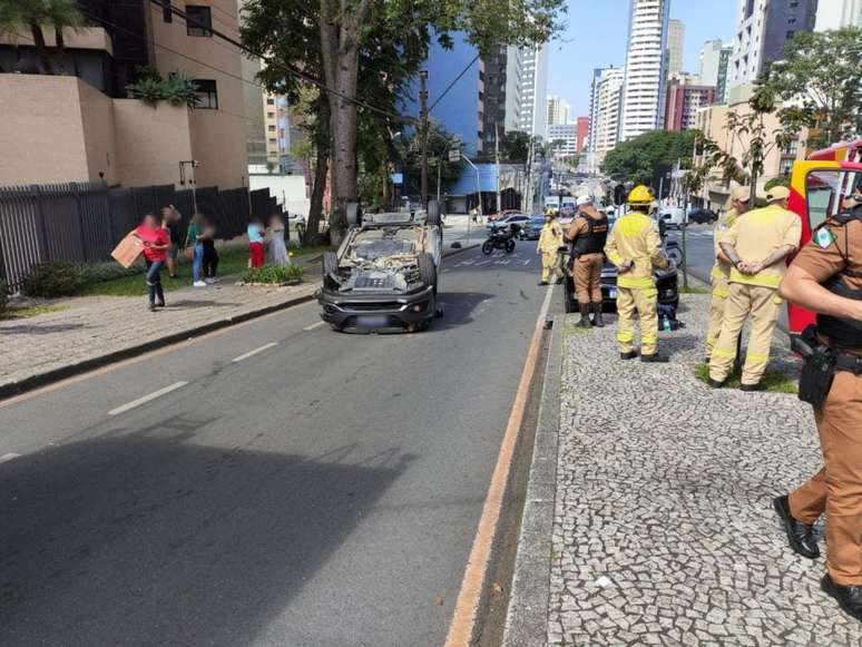 idosa-apagao-capota-carro-curitiba