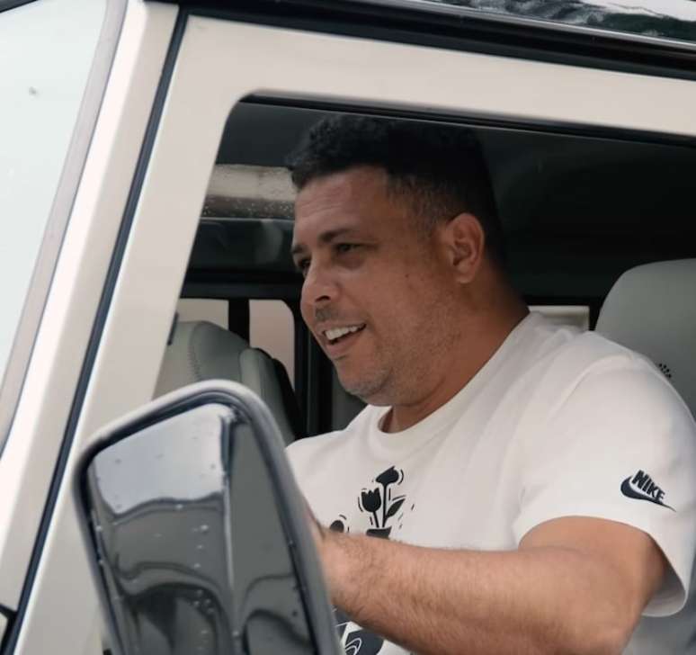 Ronaldo Fenômeno personaliza a parte interna de sua SUV e aprova resultado.