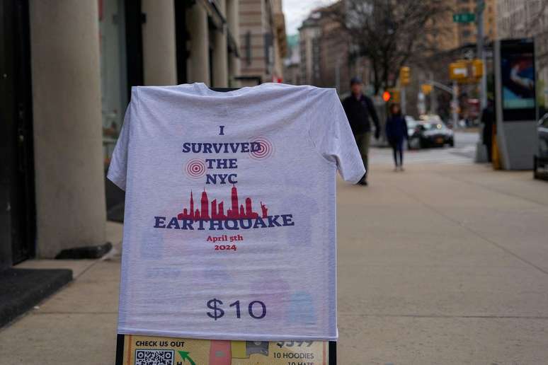 Na tarde de sexta, camisetas para turistas com a frase "eu sobrevivi ao terremoto em NY" já estavam sendo vendidas