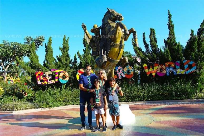 Luciano Szafir, his wife Luhanna Szafir and their children Mikael and David Szafir during holidays in Santa Catarina Luciano Szafir, his wife Luhanna Szafir and their children Mikael and David Szafir during holidays in Santa Catarina