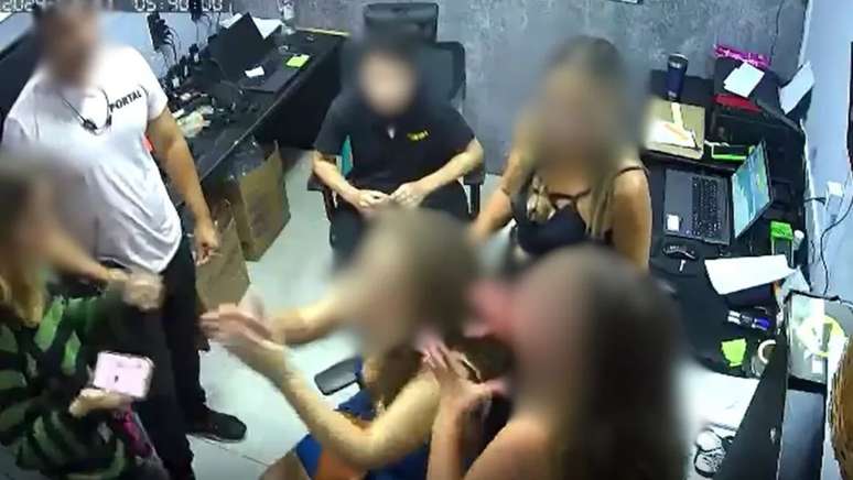 Jovem e as amigas na sala da gerência