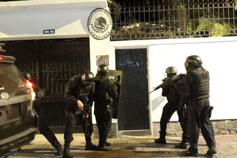 Entrada de policiais equatorianos na embaixada do México em Quito aprofundou crise diplomática entre os países