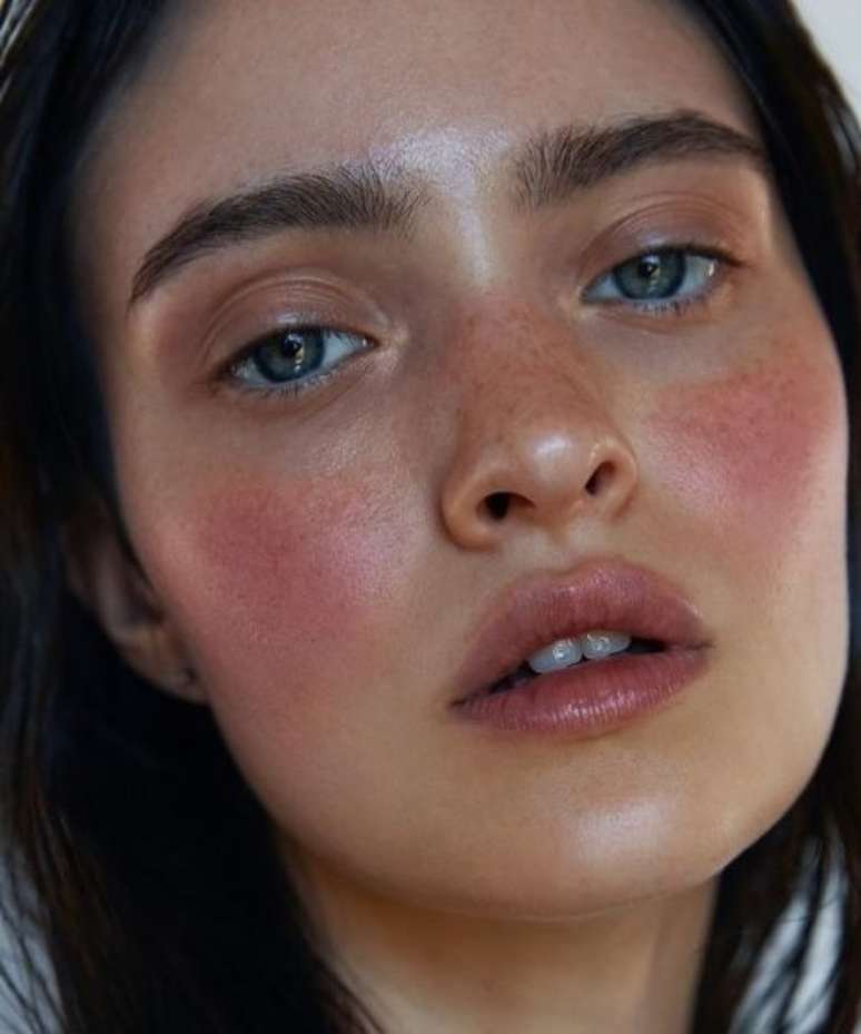 Boyfriend blush: 5 tips to follow the trend