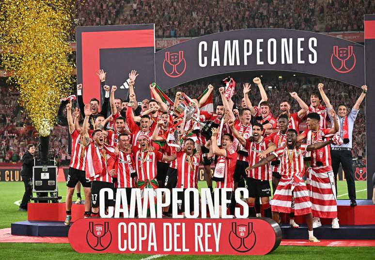 Elenco do Athletic Bilbao comemora o título da Copa do Rei da Espanha 