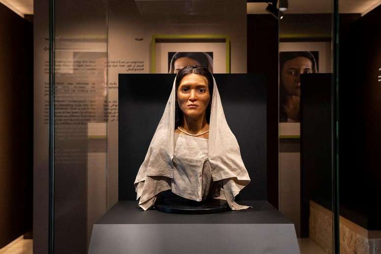Cientistas levaram meses para reconstituir o rosto de Hinat, uma mulher rica da civilização nabateia