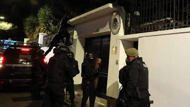 Após a prisão na embaixada do México em Quito, o ex-presidente Rafael Correa, aliado de Glas, se manifestou criticando ação contra o aliado
