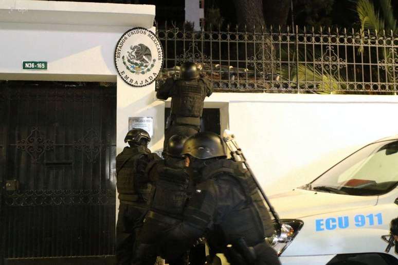 As autoridades equatorianas defenderam a operação e acusam o México de abusarem de suas prerrogativas diplomáticas