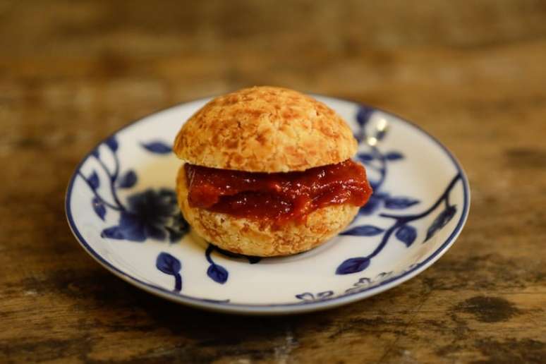 Pão de queijo recheado, d'A Baianeira.