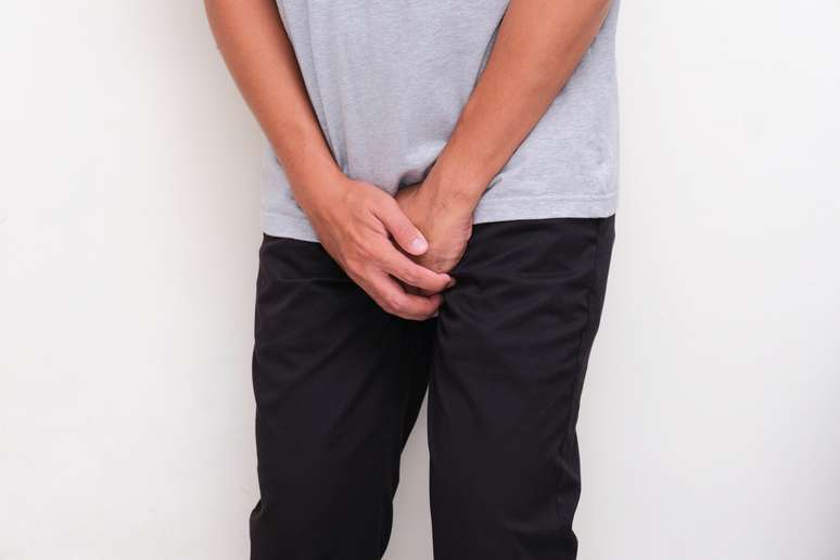 My boyfriend takes a long time to ejaculate and has pain in his testicles