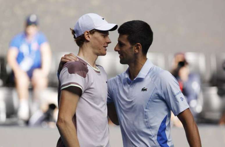 Sinner e Djokovic após vitória do italiano na semifinal do Aberto da Austrália, em janeiro