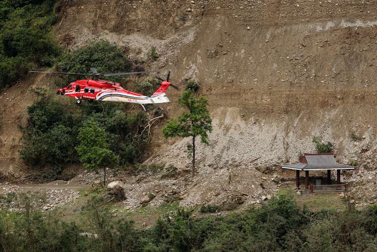 Um helicóptero de resgate traz pessoas de uma área montanhosa no Parque Nacional Taroko, após o terremoto, em Hualien, Taiwan