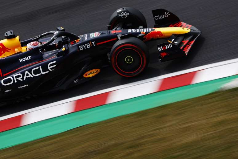 Verstappen se impoe mais uma vez e larga na frente no Japão