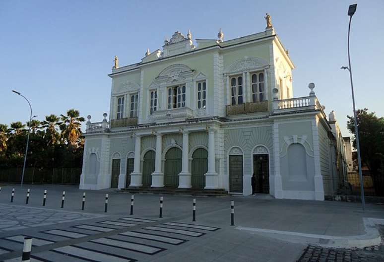 A fachada voltada para a rua do Theatro José de Alencar, com estilo neoclássico