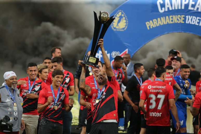 Jogadores do Furac&atilde;o fizeram muita festa com a ta&ccedil;a do Paranaense.