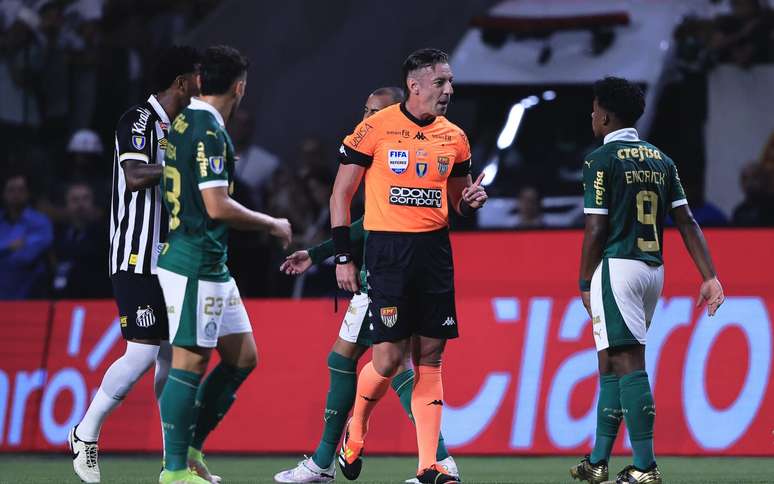 Fan Palmeiras dan Santos tidak setuju dengan penalti yang dicetak Claus ...