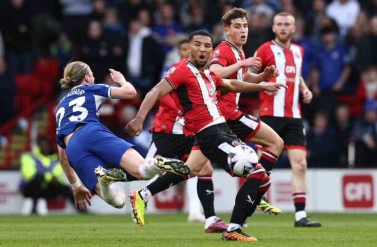 Darren Staples/AFP via Getty Images - Legenda: Autor do segundo gol do Chelsea, Madueke disputa bola no ataque