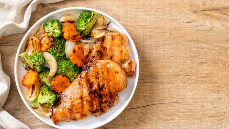 Peito de frango com brócolis e cenoura – Foto: Shutterstock