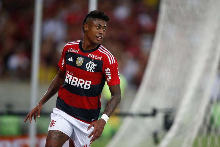 Bruno Henrique renova com o Flamengo