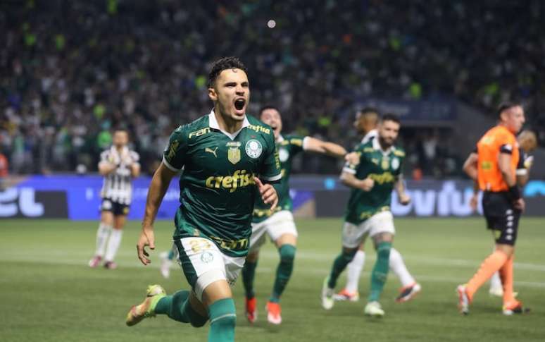 Rafael Veiga comemora seu gol em cobrança de pênalti, o primeiro do Palmeiras.