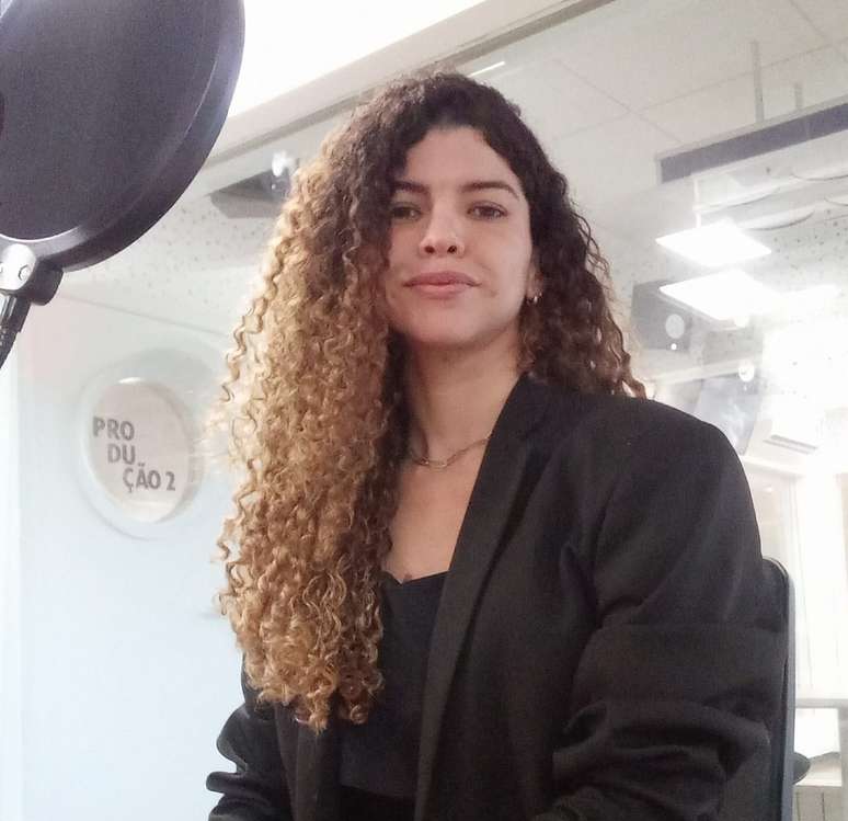 Daniela Versiane é apresentadora de um programa jornalístico na rádio.