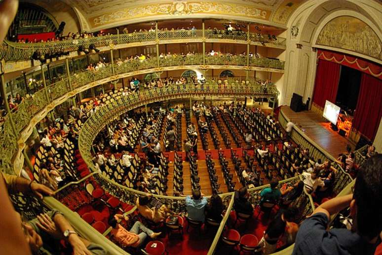 O auditório principal do Theatro tem três andares de mezaninos, que formam um arco em torno do palco