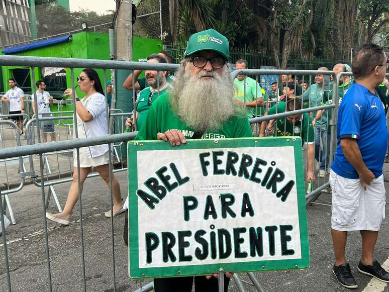 Ernesto Sobrinho assume a persona de "Profeta do Verdão" durante os jogos do Palmeiras