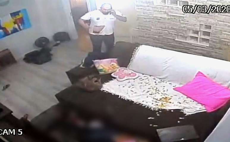 O servidor Erik Busetti fala ao telefone enquanto esposa e enteada estão mortas e abraçadas no chão –