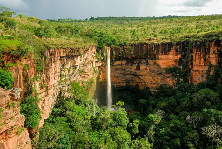 Cachoeira V&eacute;u da Noiva. Chapada dos Guimar&atilde;es, pr&oacute;xima de Cuiab&aacute;.