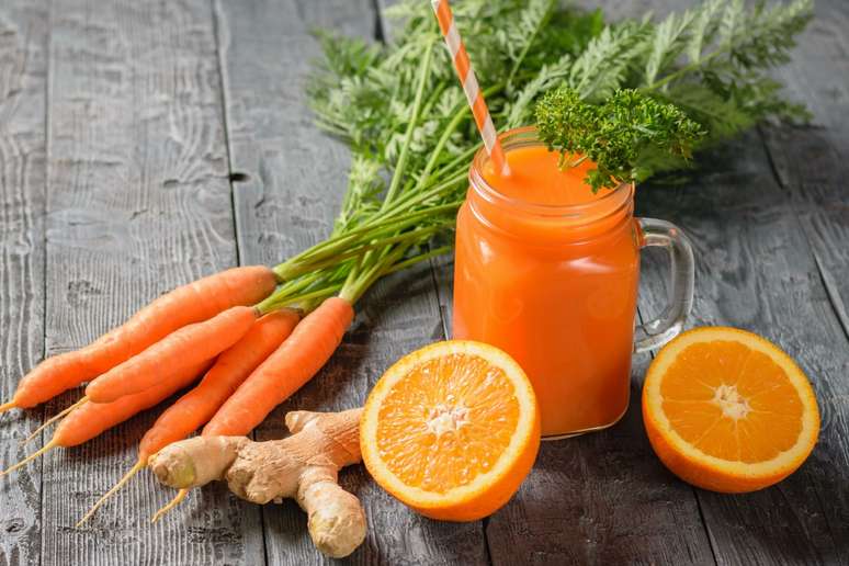 Suco de laranja com cenoura e gengibre 