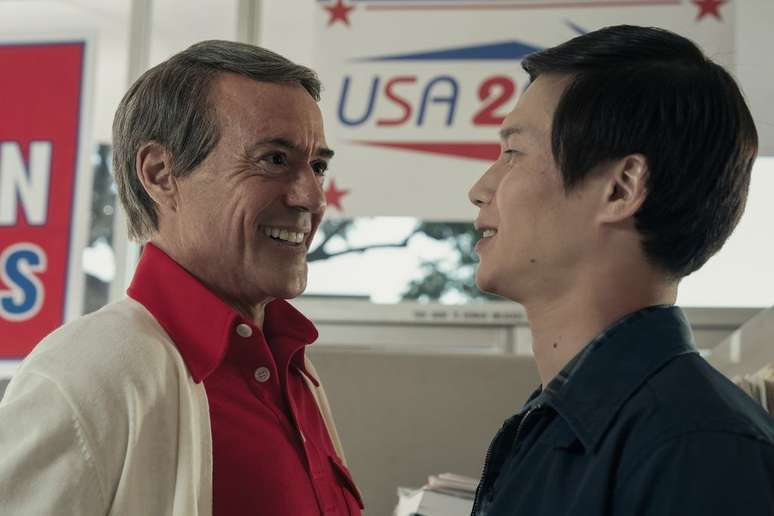 Downey Jr, seu sorriso assustador e Hoa Xuande em O Simpatizante (Imagem: Divulgação/HBO)