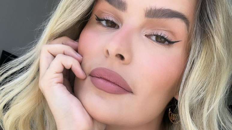 Yasmin Brunet steals the show by showing off her slim waist and flat stomach: ‘Beautiful’