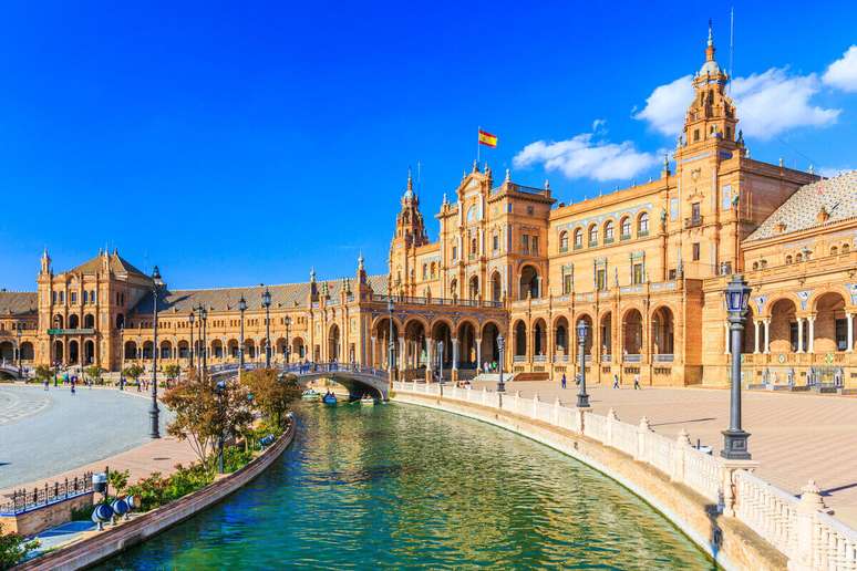 A Praça da Espanha tem uma arquitetura esplendorosa que conta muito sobre a história do país 