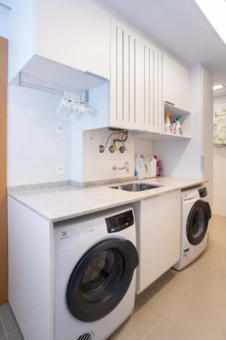13. A lavanderia pequena planejada é a melhor opção para quem quer otimizar espaço – Projeto: Rafaella Grasnoff – Loft 7 Arquitetura | Foto: Dam Mol